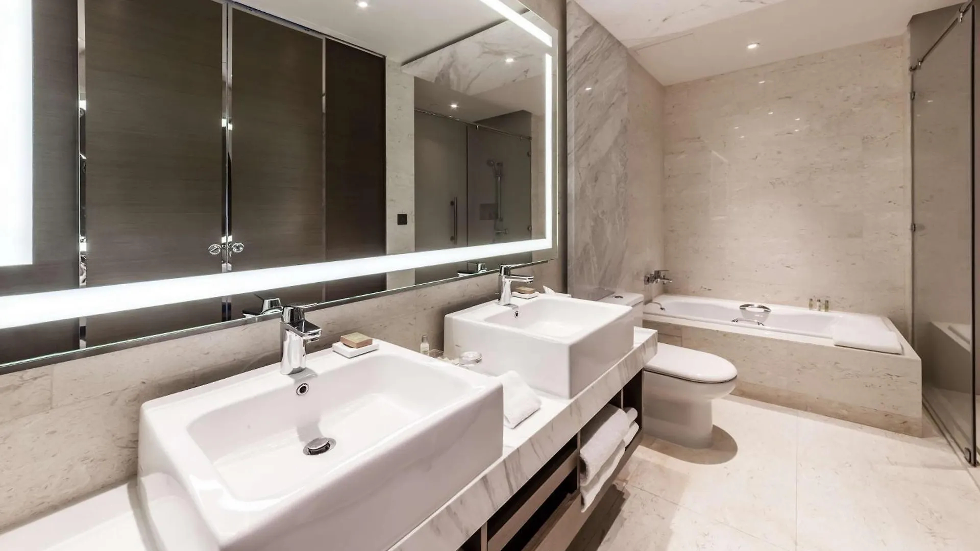 Hilton Garden Inn Hong Kong Mongkok 3*,