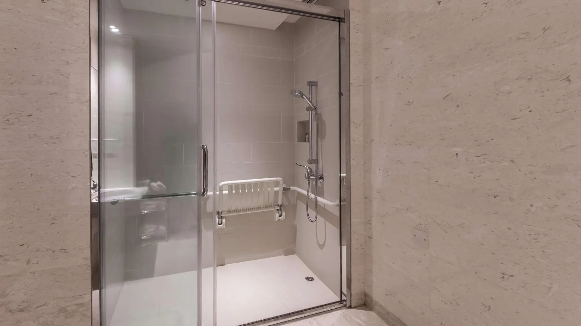 Hilton Garden Inn Hong Kong Mongkok 3*,  China